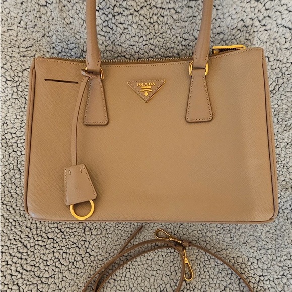 Prada Cammeo Saffiano Lux leather Bag medium authentic slightly used with strap - Picture 3 of 16